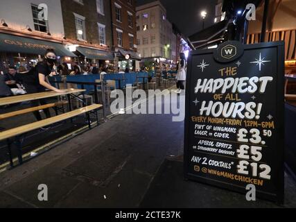 Nach 22 Uhr in Soho, London, nach der Ankündigung von Premierminister Boris Johnson, dass Pubs und Restaurants ab Donnerstag einer Sperrstunde um 22 Uhr ausgesetzt sein werden, um den Anstieg der Coronavirus-Fälle in England zu bekämpfen. Stockfoto