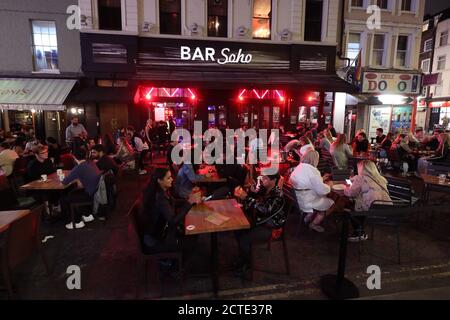 Nach 22 Uhr in Soho, London, nach der Ankündigung von Premierminister Boris Johnson, dass Pubs und Restaurants ab Donnerstag einer Sperrstunde um 22 Uhr ausgesetzt sein werden, um den Anstieg der Coronavirus-Fälle in England zu bekämpfen. Stockfoto