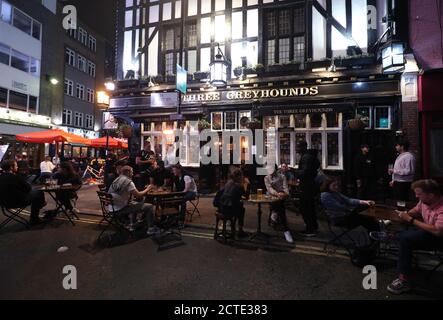 Nach 22 Uhr in Soho, London, nach der Ankündigung von Premierminister Boris Johnson, dass Pubs und Restaurants ab Donnerstag einer Sperrstunde um 22 Uhr ausgesetzt sein werden, um den Anstieg der Coronavirus-Fälle in England zu bekämpfen. Stockfoto