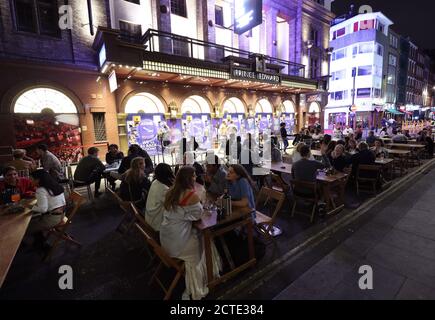 Nach 22 Uhr in Soho, London, nach der Ankündigung von Premierminister Boris Johnson, dass Pubs und Restaurants ab Donnerstag einer Sperrstunde um 22 Uhr ausgesetzt sein werden, um den Anstieg der Coronavirus-Fälle in England zu bekämpfen. Stockfoto