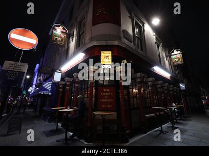 Nach 22 Uhr in Soho, London, nach der Ankündigung von Premierminister Boris Johnson, dass Pubs und Restaurants ab Donnerstag einer Sperrstunde um 22 Uhr ausgesetzt sein werden, um den Anstieg der Coronavirus-Fälle in England zu bekämpfen. Stockfoto