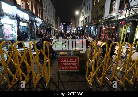 Nach 22 Uhr in Soho, London, nach der Ankündigung von Premierminister Boris Johnson, dass Pubs und Restaurants ab Donnerstag einer Sperrstunde um 22 Uhr ausgesetzt sein werden, um den Anstieg der Coronavirus-Fälle in England zu bekämpfen. Stockfoto