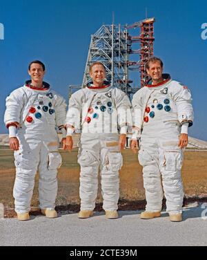 (8 Nov. 1973) - - - Die drei Mitglieder des Skylab 4 Crew sind fotografiert in der Nähe von Block B, Launch Complex 39, Kennedy Space Center, Florida, während des Preflight Aktivität. Sie sind, nach rechts, Wissenschaftler links - Astronaut Edward G. Gibson, Wissenschaft Pilot; astronaut Gerald S. Carr, Commander, und der Astronaut William R. Pogue, Pilot. Der Skylab 4/Saturn 1B Raum Fahrzeug auf dem Pad im Hintergrund ist. Stockfoto