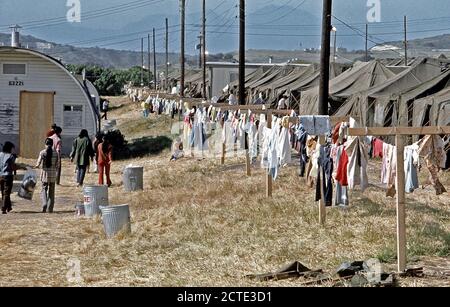 1975 - Wäsche ist aufgehängt an eine temporäre Wohnanlage für vietnamesische Flüchtlinge in Camp Pendleton zu trocknen Stockfoto