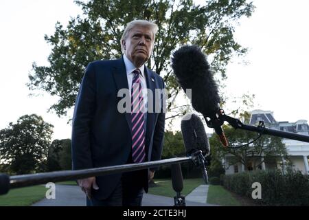 Washington, Usa. September 2020. Präsident Donald Trump spricht zu Reportern, als er am Dienstag, dem 22. September 2020, in Washington, DC, das Weiße Haus zu einer Kundgebung in Pennsylvania verlässt. Foto von Sarah Silbiger/UPI Kredit: UPI/Alamy Live Nachrichten Stockfoto