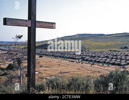 Ein Blick auf die Zelte errichtet an einem Der temporäre Wohnmöglichkeiten für vietnamesische Flüchtlinge. Im Vordergrund ist ein großes hölzernes Kreuz markiert den Ort der ersten christlichen Mission in Kalifornien. Stockfoto