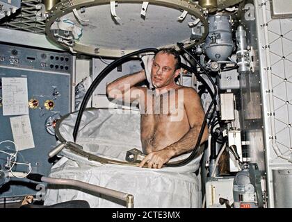 (Juli-september 1973) --- eine Nahaufnahme der Astronaut Jack R. Lousma, Skylab 3 Pilot, ein heißes Bad in der Besatzung der orbitalen Workshop (OWS) der Raumstation Skylab Cluster in der Erdumlaufbahn. Stockfoto