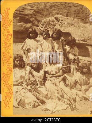 Kai-vav-ITS, ein Stamm von Pai Utes, der auf dem Kai-bab Plateau in der Nähe des Grand Cañon des Colorado in Nord-Arizona lebt: Gruppe von Frauen in voller Kleidung., Powell, John Wesley (1834-1902), 1871, Colorado River (Colorado-Mexiko), USA Stockfoto