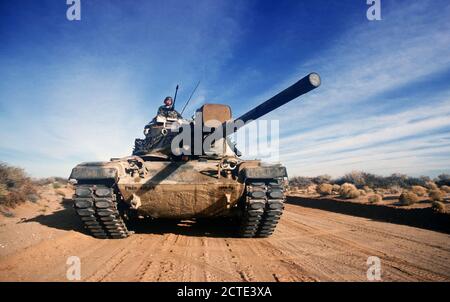 1977 - Eine M-60 main Battle Tank bewegt sich ein Straße während einer Übung. Stockfoto