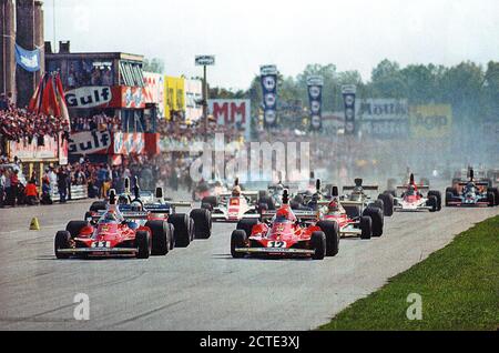 Monza, Autodromo Nazionale, 7. September 1975. Die beiden Scuderia Ferrari, der Schweizer Clay Regazzoni (Nr. 11) und der österreichischen Niki Lauda (Nr. 12) Diese letzte poleman, nehmen Sie die Leitung an der Start der XLVI Grand Prix von Italien an Bord ihrer Ferrari 312 T Stockfoto