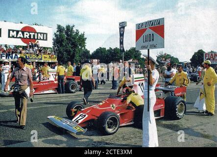 Monza, Autodromo Nazionale, 7. September 1975. Der Österreicher Niki Lauda, ​​Author von der Pole Position, im Cockpit seines Ferrari 312 T Warten auf der Route der XLVI italienischen Grand Prix, zu seiner Rechten, auf dem zweiten Feld der Grid, sein Teamkollege, der Schweizer Clay Regazzoni. Stockfoto