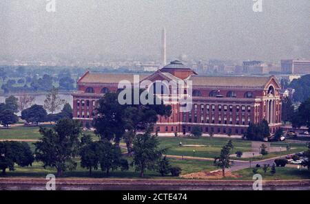 1978 - eine Luftaufnahme des National War College. Das Washington Monument im Hintergrund gesehen werden. Stockfoto