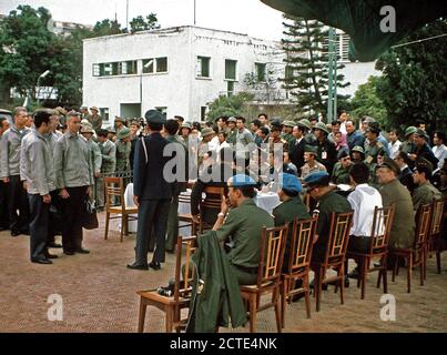 1972 - Oberst Lynn wird durch die Gia Lam Flughafen Rückkehrer Delegation nach seiner Entlassung aus einem Kriegsgefangenenlager begrüßt. Stockfoto