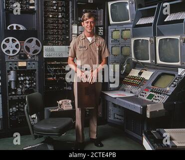 1973 - Die US-Armee audiovisuelle Techniker steht neben einem videoband bearbeiten Konsole. Stockfoto