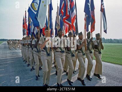 1977-A Color Guard der US Army Rekruten Märsche in der Ausbildung. Stockfoto