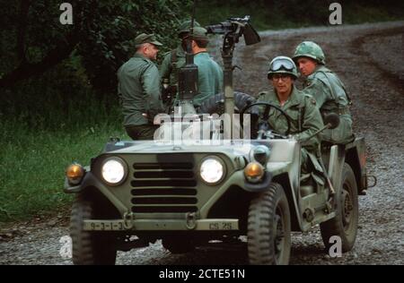 1978 - US-Army Soldaten betreiben eine M151 A1 Licht Fahrzeug mit einem M60 Maschinengewehr ausgestattet Stockfoto