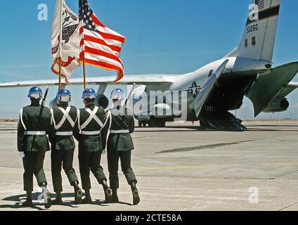 1977 - Eine Armee Color Guard marschiert Eine C-141 Starlifter Flugzeug mit den Särgen der drei US-Soldaten, die in einem Hubschrauberabsturz in Korea am 14. Juli 1977 ermordet wurden. Stockfoto