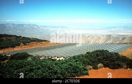 1979 - Ein Überblick über die Solarzellen an der Station vor der Einweihung des Kraftwerks installiert. Stockfoto