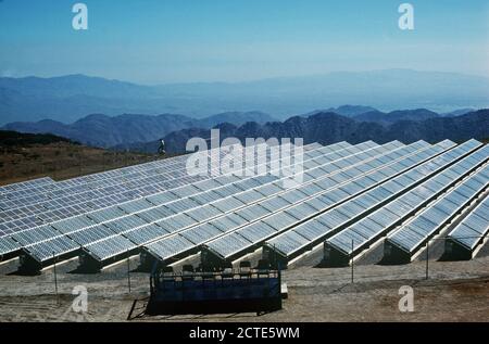 1979 - Ein Überblick über die Solarzellen an der Station vor der Einweihung des Kraftwerks am Mount Laguna Air Force Station installiert Stockfoto