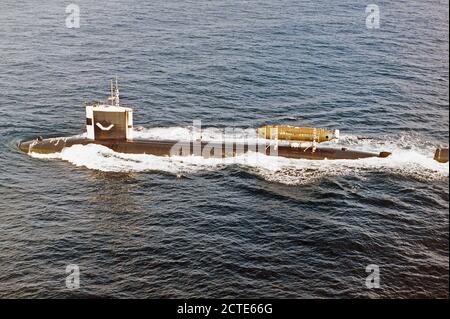 Eine Antenne Anschluss Strahl auf die Nukleargetriebenen Angriffs-U-Boot USS PINTADO (SSN-672) unterwegs, während die Durchführung von u-boot Operationen vor der Küste von San Diego. Stockfoto