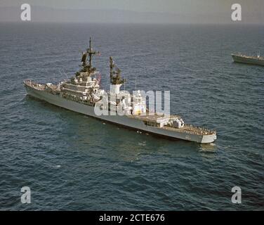 1978 - Eine Antenne Hafen Viertel Ansicht der Lenkwaffen-kreuzer USS Belknap (CG26). Stockfoto