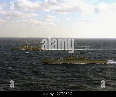 1979 - Ein port Strahl Blick auf die britische Fregatte HMS SCYLLA (F-71) und der französischen Zerstörer LA GALISSONNIERE (D-638) im Gange, während der NATO-Übungen. Stockfoto