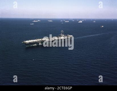 1976 - Eine Antenne steuerbord Bug Ansicht der Atom-Flugzeugträger USS NIMITZ (CVN 68) unterwegs während der Operation an Entschlossenheit. Stockfoto