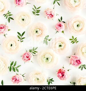 Florale Hintergrundstruktur aus rosa Ranunculus und Rosenblütenknospen und Eukalyptusblättern auf weißem Hintergrund. Flach legen, Draufsicht floralen Hintergrund. Stockfoto