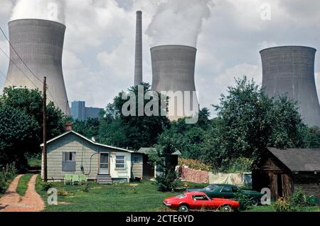 Wasserkühlung Türme der John Amos Kraftwerk Webstuhl über Poca, WV, Haus, das auf der anderen Seite des Kanawha River Zwei der Türme emittieren große Wolken von Dampf Stockfoto