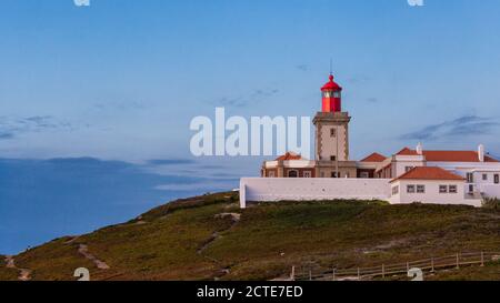 Leuchtturm am Kap Cabo da Roca in der Nähe der Stadt Cascais, Portugal. Kap Roca ist der westlichste Punkt Kontinentaleuropas. Stockfoto