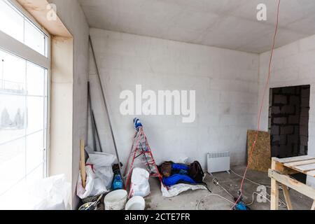 Material für Reparaturen in einer Wohnung ist im Bau, Umbau, Umbau und Renovierung. Wände aus Gipskartonplatten oder Trockenbau. Stockfoto