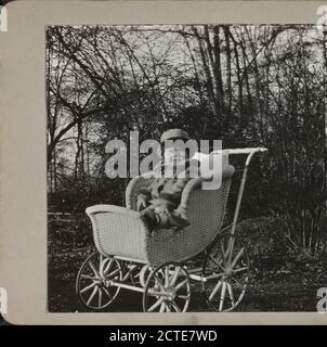 Kind sitzt in einem Wagen., 1917-10, Kinderwagen (Baby Kutschen), Kleinkinder -- Vereinigte Staaten, New York (Staat), Florida Stockfoto