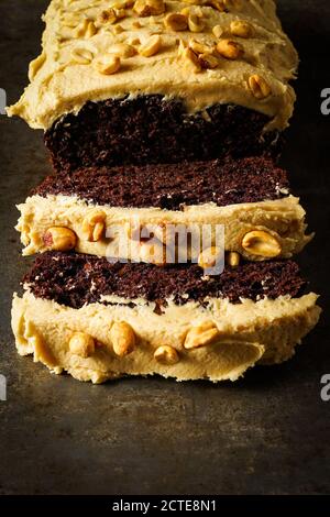 Schokolade Bananenbrot mit Erdnussbutter Frosting Stockfoto