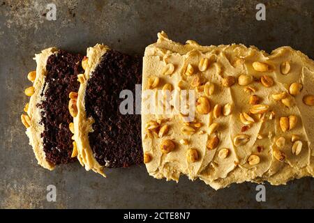 Schokolade Bananenbrot mit Erdnussbutter Frosting Stockfoto