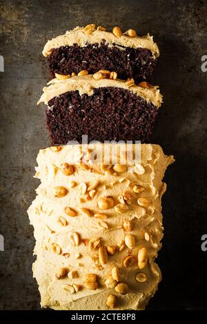 Schokolade Bananenbrot mit Erdnussbutter Frosting Stockfoto