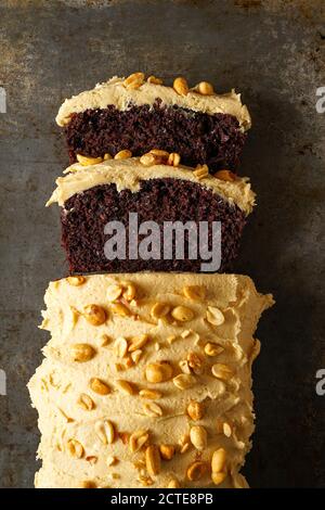 Schokolade Bananenbrot mit Erdnussbutter Frosting Stockfoto