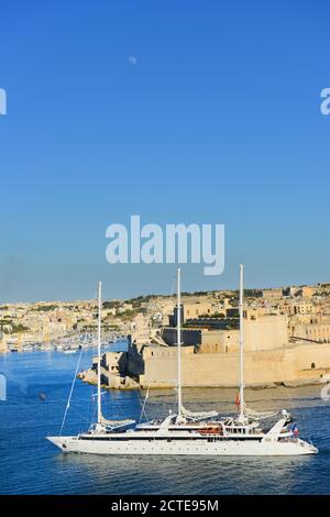 Ein Blick auf den Grand Harbour und Fort St. Angelo in Birgu, Malta. Stockfoto