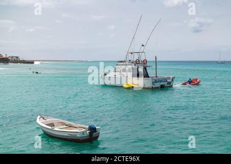 Grüne Kapboote im Meer sehen auf Salt Island Ponton Santa Maria Stockfoto