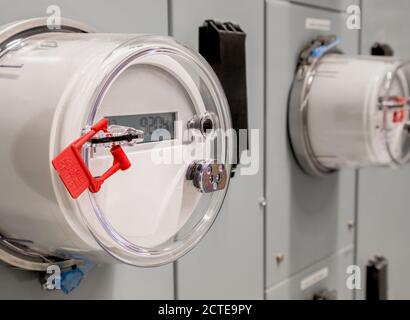 Smart Meter Nahaufnahme. Digitales Messgerät überträgt den Energieverbrauch. Der Stromverbrauch wird stündlich oder weniger aufgezeichnet. Elektrische Zimmer der Wohnung bui Stockfoto