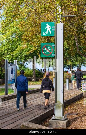 Menschen auf der Promenade entlang der Steveston Waterfront British Columbia Kanada Stockfoto