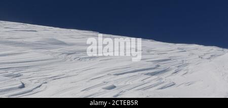 Natürliche Muster und Grate im windgepeitschten Schnee Stockfoto