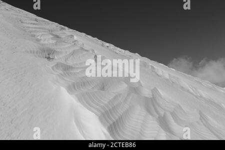 Natürliche Muster und Grate im windgepeitschten Schnee Stockfoto