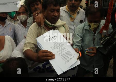 Kalkutta, Indien. September 2020. Mitglieder der indischen oppositionellen Kongresspartei und Aktivisten des West Bengalen Pradesh Kishan Kongresskomitees rufen Slogans auf, brennen Kopien während eines Protestes gegen Modi's Regierung über die Verabschiedung neuer Agrarrechnungen im parlament und die Arbeitslosigkeit in Kalkutta. (Foto von Dipa Chakraborty/Pacific Press) Quelle: Pacific Press Media Production Corp./Alamy Live News Stockfoto