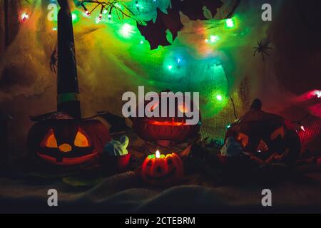 Halloween Party Dekoration geschnitzt Kürbis gruselig gruselige Gesichter mit Licht Im Dunkeln Stockfoto