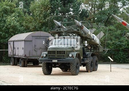 Militär-LKW mit Luftverteidigungsraketen Stockfoto