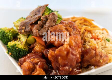 Bestellen von Essen im Restaurant für einen guten gemischten Teller mit mongolischem Rindfleisch, Reis, Brokkoli und Orangenhuhn. Stockfoto