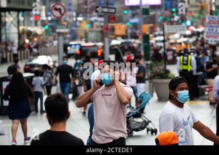 Washington, USA. September 2020. Während der COVID-19 Pandemie in New York, USA, am 13. September 2020, laufen Menschen auf dem Times Square. Quelle: Michael Nagle/Xinhua/Alamy Live News Stockfoto