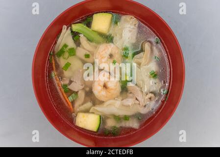 Blick von oben auf chinesisches Essen bestellte Restaurant für eine gute Schüssel mit würziger Wontonsuppe mit Garnelen. Stockfoto