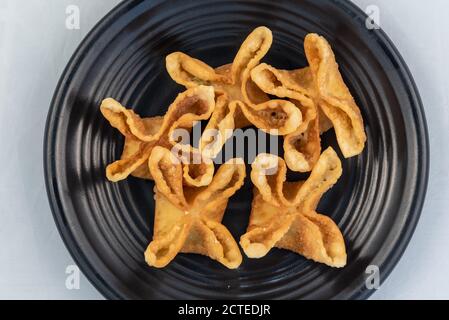 Ich bestellte Essen im Restaurant für ein paar gute Frischkäse gebratene Wontons. Stockfoto