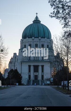 Die Friedhofskirche zum heiligen Karl Borromäus ist eine römisch-katholische Kirche auf dem Wiener Zentralfriedhof. Stockfoto